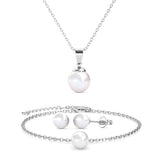 Parure Trio Mother of pearl ornée de cristaux Swarovski - 1 collier + 1 pendentifs + 1 paires de boucles d’oreilles + 1 bracelet - Livraison offerte